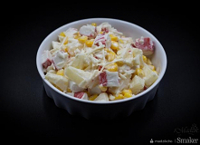 Sałatka z paluszkami krabowymi (surimi)