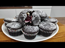 Muffinki czekoladowe z twarogiem i malinami / KarolGotuje