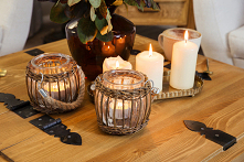 Meble rustykalne z litego drewna sosnowego w blasku świec.
#meblewoskowane #drewno #mebledrewniane #salon  #meblezdrewna #wnętrza #aranażacje #święta #bożenarodzenie #dekoracje ...