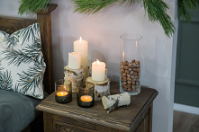 Rustykalne meble woskowane w blasku świec. Szafka nocna wykonana z litego drewna sosnowego.

#meblewoskowane #drewno #mebledrewniane #salon #meblezdrewna #wnętrza #aranażacje #ś...