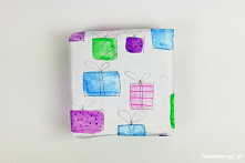 Tutorial ukazujący sposób wykonania papieru prezentowego z motywem bombek i prezentów ;)