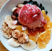 Taka owsianka na dzisiaj :) Wygląda jak z gałką lodów ale to skyr truskawkowy.