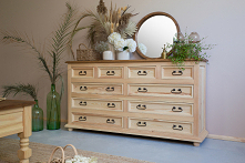 Drewniane meble w kolorze naturalnym dla miłośników stylu eko.
Drewniana komoda oraz stolik kawowy z litego drewna sosnowego pokryte naturalnym woskiem pszczelim. 
#meblewoskowa...