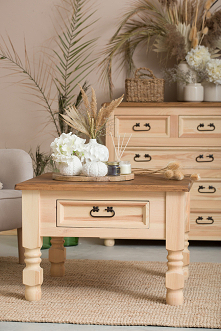 Drewniane meble w kolorze naturalnym dla miłośników stylu eko.
Drewniana komoda oraz stolik kawowy z litego drewna sosnowego pokryte naturalnym woskiem pszczelim. 
#meblewoskowa...