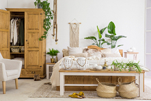 Drewniana sypialnia w stylu rustykalnym wykonana z litego drewna sosnowego, elegancja i styl.
#meblewoskowane #drewno #mebledrewniane #vintage #sypialnia #łóżko #wnętrza #aranaż...