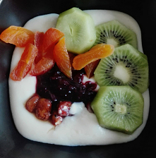 Powrót do dzieciństwa - kaszka manna

Składniki:
- 400ml mleka (ja dałam sojowe, ale może być każde),
- 4 łyżki kaszy manny błyskawicznej (ogólnie przyjęła proporcję 1 łyżka na ...