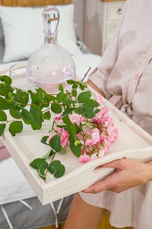 Sypialnia w stylu romantycznym kojarzona jest zwykle z miękkim, przytulnym wnętrzem, w którym panuje harmonia stylu i wyrafinowanych dodatków. #meblewoskowane #drewno #mebledrew...