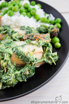 Smaczny pomysł na obiad to dorsz ze szpinakiem i suszonymi pomidorami. Pieczona ryba i sos szpinakowy sprawdzą się nie tylko na piątkowy obiad :)