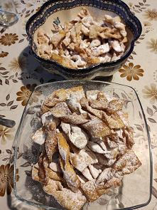 Faworki: 3 łyżki kwaśnej śmietany, 30dag mąki, 3 żółtka, 2 łyżeczki cukru pudru, szczypta soli, 1 łyżka spirytusu. Z podanych składników zagnieść ciasto, rozwałkować cienko (2mm...