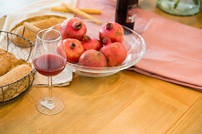 Rustykalna jadalnia w romantycznej odsłonie. Meble wykonane z litego drewna sosnowego. #meblewoskowane #drewno #mebledrewniane #vintage #jadalnia #meblezdrewna #wnętrza #aranaża...