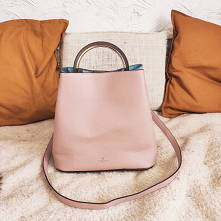 Sprzedam śliczną torebkę dwustronna. Pudrowy róż i błękit. Posiada dopinany pasek, można nosić w ręku, ma piękny okrągły uchwyt imitujący drewno.