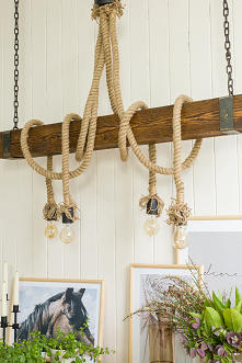 Drewniane sznurowe lampy przełamują pewną konwencję,
nadając pomieszczeniu unikatowy wygląd.#meblewoskowane #drewno #mebledrewniane #lampa #wnętrza #aranażacje #sznur #belka #bo...