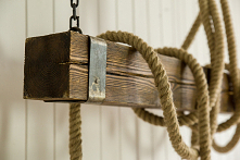 Drewniane sznurowe lampy przełamują pewną konwencję,
nadając pomieszczeniu unikatowy wygląd.#meblewoskowane #drewno #mebledrewniane #lampa #wnętrza #aranażacje #sznur #belka #bo...