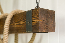 Drewniane sznurowe lampy przełamują pewną konwencję,
nadając pomieszczeniu unikatowy wygląd.#meblewoskowane #drewno #mebledrewniane #lampa #wnętrza #aranażacje #sznur #belka #bo...