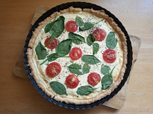 Pyszny kruchy spód, kremowe nadzienie i soczyste pomidorki - wytrawna tarta. Spróbujcie sami :)