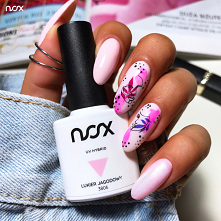 Lukier Jagodowy to jeden z tych kolorów, których odcień wystarczy jedynie zaakcentować subtelnymi dodatkami. Dzisiaj przedstawiamy go w połączeniu z modnymi zdobieniami oraz Baś...