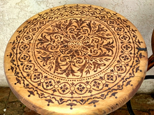 Hoker wysoki stołek z mandalą. Ciężki i z litego drewna. Ornament na siedzisku wypalony ręcznie
