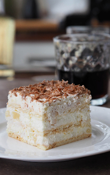 Ananasowa delicja na zimno.
To ciasto wzbudza same „ochy” i „achy”  Bo i masa taka lekka, i mocno „nadziana” ananasem. Bo i trzy warstwy herbatników, przełamujących smak masy. B...