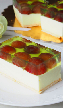 Sernik z winogronami.
Przepyszne ciasto na szybko i na zimno. Pod spodem herbatniki, a potem gładziutka warstwa serowo – śmietanowa. A wierzch to obraz stworzony z dorodnych win...