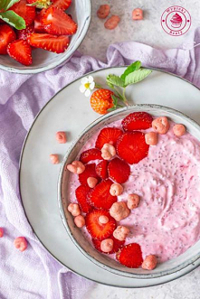 Truskawkowy jogurt z chia - Wypieki Beaty