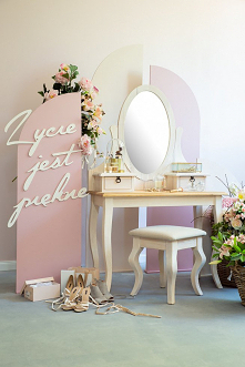 Drewniana toaletka z taboretem do sypialni w stylu rustykalnym.
#Stylizacja #toaletka #sypialnia #taboret #kwiaty #Rękodzieło #Wystrójwnętrz  #Meble #Beautiful  #Love #Kobieta