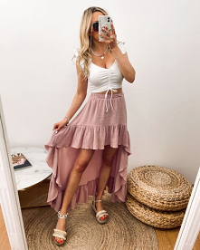 Spódnica, w kolorze pudrowego różu, asymetryczna, z przodu krótsza, doskonale eksponuje nogi, a z tyłu wytwornie dłuższa.