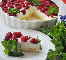 Tarta biszkoptowa z malinami.
składniki:
3 białka ubić na sztywno z szczypta soli ,stopniowo dodajemy 3 łyżki cukru i po jednym żółtu ( 3 szt ).
Na koniec wsypujemy 3 łyżki mąki...