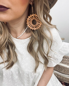 Drewniane kolczyki handmade w stylu boho to must have tego sezonu. Idealnie wpisują się w wakacyjny klimat.