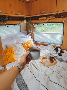 Dekoracje z Naszych Domowych Pieleszy w przyczepie kempingowej:
pościel z falbanką i troczkami oraz plisy na oknach :)

Więcej pięknych dekoracji wnętrz na: naszedomowepielesze