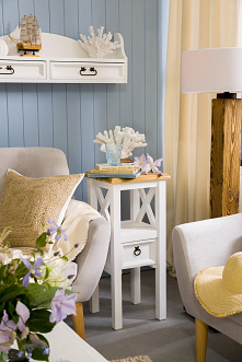 Drewniany kredens rustykalny,skrzynia rustykalna, półki wiszące, sofa tapicerowana, salon w stylu marynarskim
#Dodatki #kredens #salon #kufer #Meble #Stylizacja   #Wystrójwnętrz...