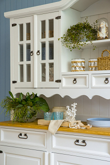 Drewniany kredens kuchenny, biały w stylu prowansalskim.
#kredens #kuchnia #dom #jadalnia #design #Wystrójwnętrz #Stylizacja  #meble #Wnętrze  #Inspiracja #Pomysły