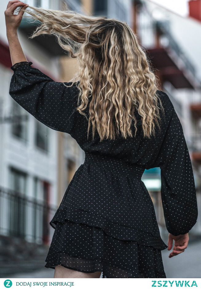 Modne sukienki pięknie prezentują się na wysokich i smukłych modelkach. W praktyce jednak nie zawsze pasują do naszej sylwetki. Niskie dziewczyny często mają problem z dopasowaniem kreacji. Są jednak kroje i wzory, które świetnie współgrają z drobną posturą i doskonale podkreślają jej atuty. Co zatem powinny nosić? Sprawdzamy! Oto najlepsze sukienki dla niskich dziewczyn, jakie możecie znaleźć w najświeższych trendach.