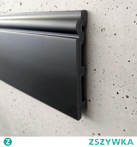 Czarna listwa podłogowa P12019B Krome to oryginalna listwa przypodłogowa czarna z delikatnie zdobioną górną krawędzią. P12019B Krome to klasyczne czarne listwy przypodłogowe o wymiarze 240 × 1,9 × 12 cm. Czarna listwa przypodłogowa o symbolu P12019B Krome została wykonana z czarnej masy polistyrenowej, przez co listwa zarówno na zewnątrz jak i wewnątrz jest cała czarna. Czarne listwy przypodłogowe producenta Krome P12019B w tylnej części posiadają miejsce na zamaskowanie nieestetycznych kabli i przewodów. Czarna listwa przypodłogowa wykonana z wytrzymałego polistyrenu koloru czarnego nada wnętrzu charakteru. Czarne listwy przypodłogowe w takim kolorze i stylu pasują do pomieszczeń modernistycznych, nowoczesnych, współczesnych czy glamour. Sklep online Dekorplanet.pl w ofercie ma jeszcze mniejszy profil o takim kształcie o symbolu P8019B Krome o wysokości 8 cm.