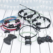 Coś dla graczy! Czadowe bransoletki regulowane i breloczki z PADEM - męskie i damskie do wyboru - to świetny pomysł na prezent dla ukochanej osoby. W kolekcji dla graczy również...