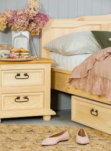 Drewniane meble do sypialni, różowa sypialnia, łóżko
podwójne 160x200. Szafka nocna drewniana.