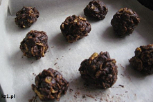 Kulki czekoladowe z płatkami kukurydzianymi.