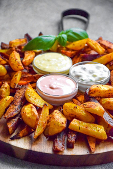 Pieczone frytki z trzema dipami FIT. Przepis po kliknięciu w zdjęcie.