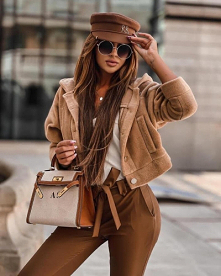 Przyjemna i miła w dotyku kurteczka z kapturem. Zapinana na ozdobne, metalowe guziki. Po bokach posiada dwie, otwarte kieszenie. Uszyta z materiału imitującego futerko, w modnym...