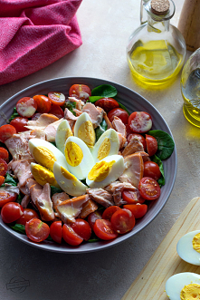 Sałatka ze szpinakiem, pomidorkami i wędzony łososiem