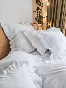 Biała pościel z falbaną marki Nasze Domowe Pielesze -->> sprawdź naszą nową kolekcję pościeli NASZE DOMOWE PIELESZE