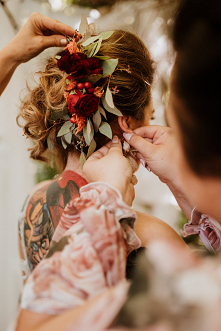 Fryzura ślubna żywe kwiaty na grzebieniu