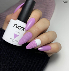 Odrobina różu nigdy nie zaszkodzi, zwłaszcza w tak efektownej postaci jak Venetian Kiss w połączeniu ze sweterkami! Jak Wam się podoba takie zestawienie? 