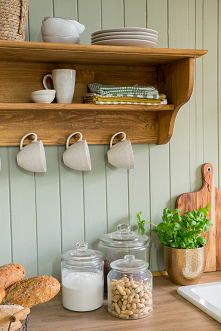 Kuchnia drewniana sosnowa.
Meble kuchenne z litego drewna. Szafki kuchenne drewniane. Kuchnia rustykalna. Kuchnia wiejska. Półki drewniane ścienne wiszące. Stół drewniany z krze...