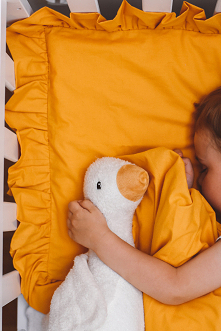 Pościel niemowlęca to pieleszowa nowość w Nasze Domowe Pielesze. Bawełniana pościel jest obszyta falbanką. Pościele są dostępne w dwóch kolorach: brudny róż i miodowy