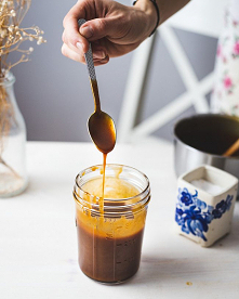 Sos słony karmel
Składniki:

75 g masła
150 g cukru
150 g śmietanki 36 proc
Szczypta soli
Przygotowanie
Garnuszek z grubym dnem i z wysokimi ściankami umieść na palniku. Włóż do...