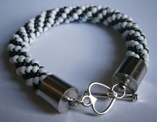 Czarno-białe bransoletki szydełkowo-koralikowe, rękodzieło

Adzik-tworzy.pl - Blog DIY, inspiracje na biżuterię DIY, upcykling i rękodzieło