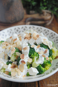 Sałatka z brokułem, fetą i prażonymi migdałami