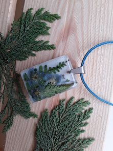 Zawieszka prostokątna z paprotkami i drobnymi kwiatkami 3x2 cm