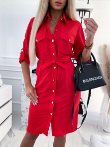 Koszulowa sukienka w kratę lub w zadziornym czerwonym kolorze to przepis na superkobiecy look! Możesz nosić ją na co dzień i na większe wyjścia!