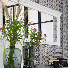 Białe lustro w drewnianej ramie #lustro #mirror #bialemeble #mebledrewniane